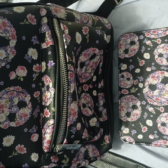 NWT LUXE COLLECTION BLACK FLORAL BACKPACK WITH MATCHING WALLET WRISTLET Route Backpack - Floral Fiesta print – LeSportsac main image 4